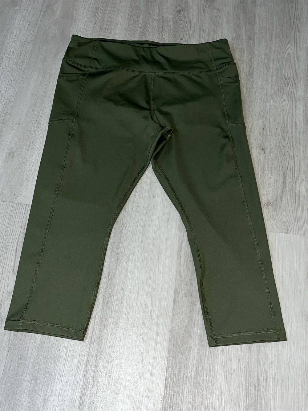 Woman Olive Green Performance Capri Leggings